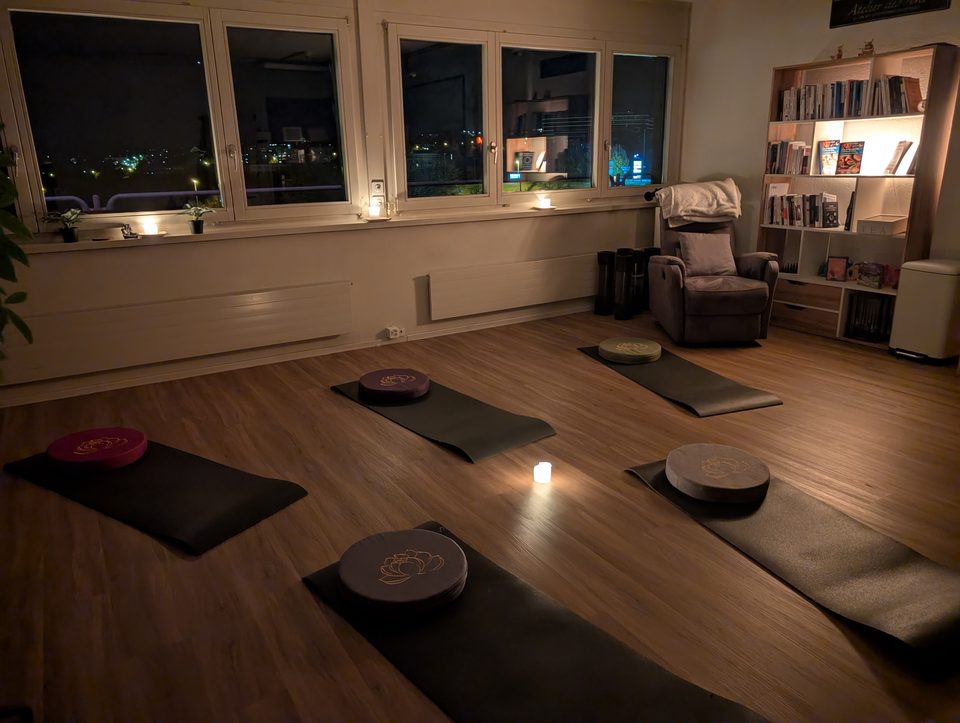 Soirée méditation au cabinet d'hypnose Patrick Tissot à Crissier près de Lausanne avec tapis, coussins et lumière douce