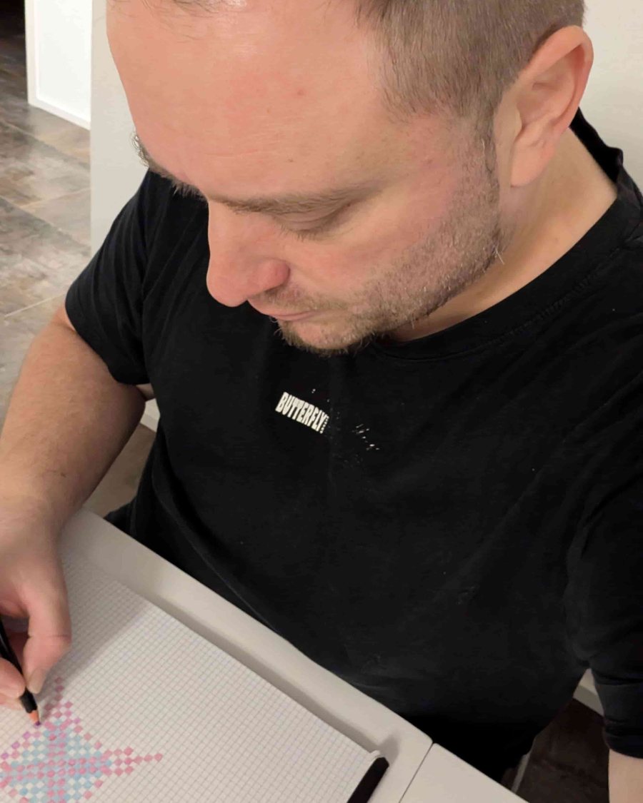 Patrick Tissot dessinant sous hypnose pendant une formation thérapeutique